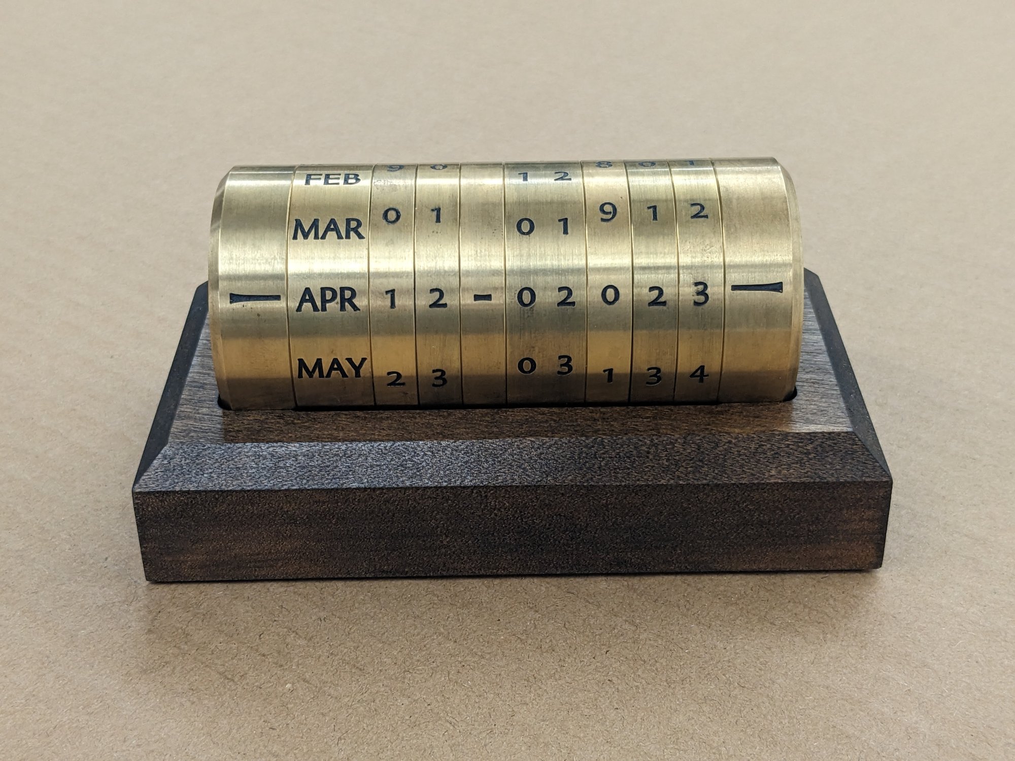 Brass desk calendar — photo 2