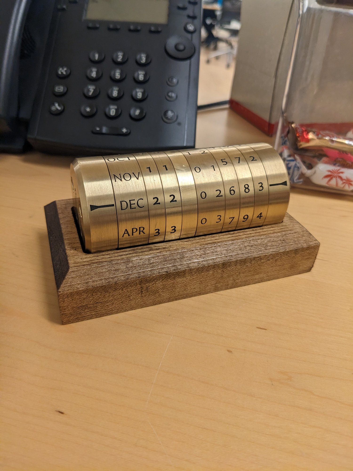 Brass desk calendar — photo 3